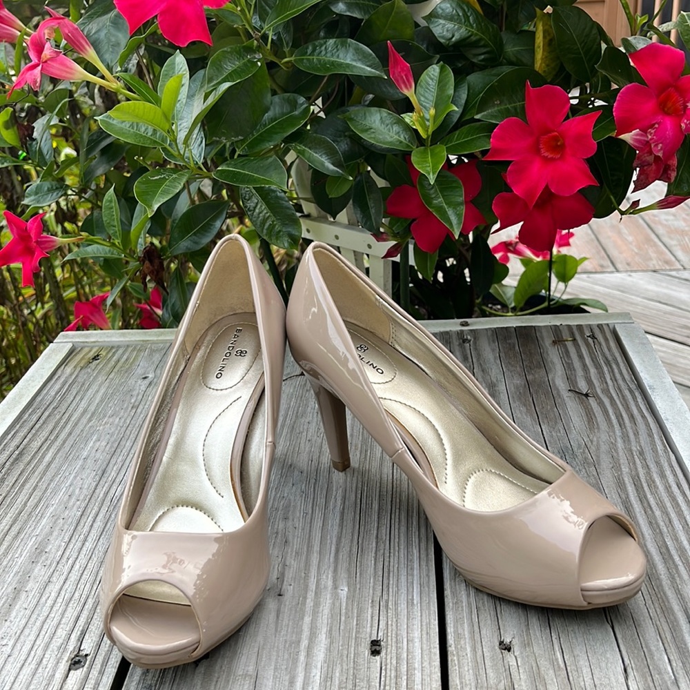 Bandolino peep-toe glossy tan shoes 6W